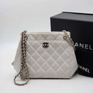CHANEL Quilted Matelasse CC Logo Caviar Skin Chain Shoulder Bag 1600-082524